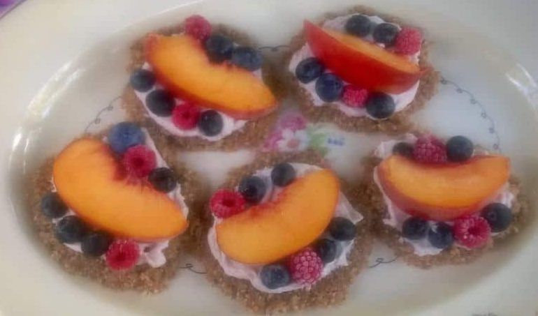 Cool summer tarts with a no bake crust and fresh fruit